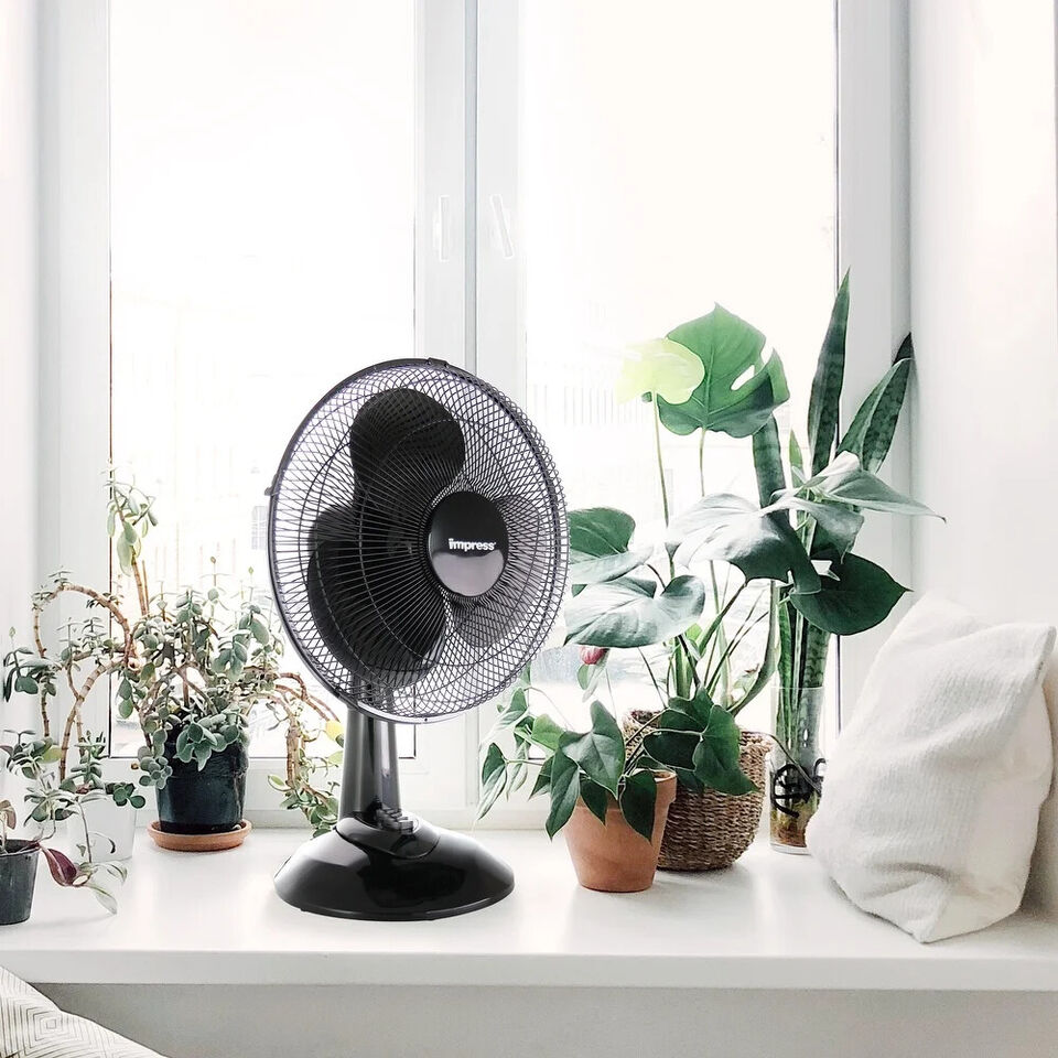 Impress IM-713B 12 inch oscillating desk fan in black – main product view